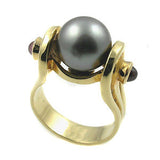 Black pearl ring .